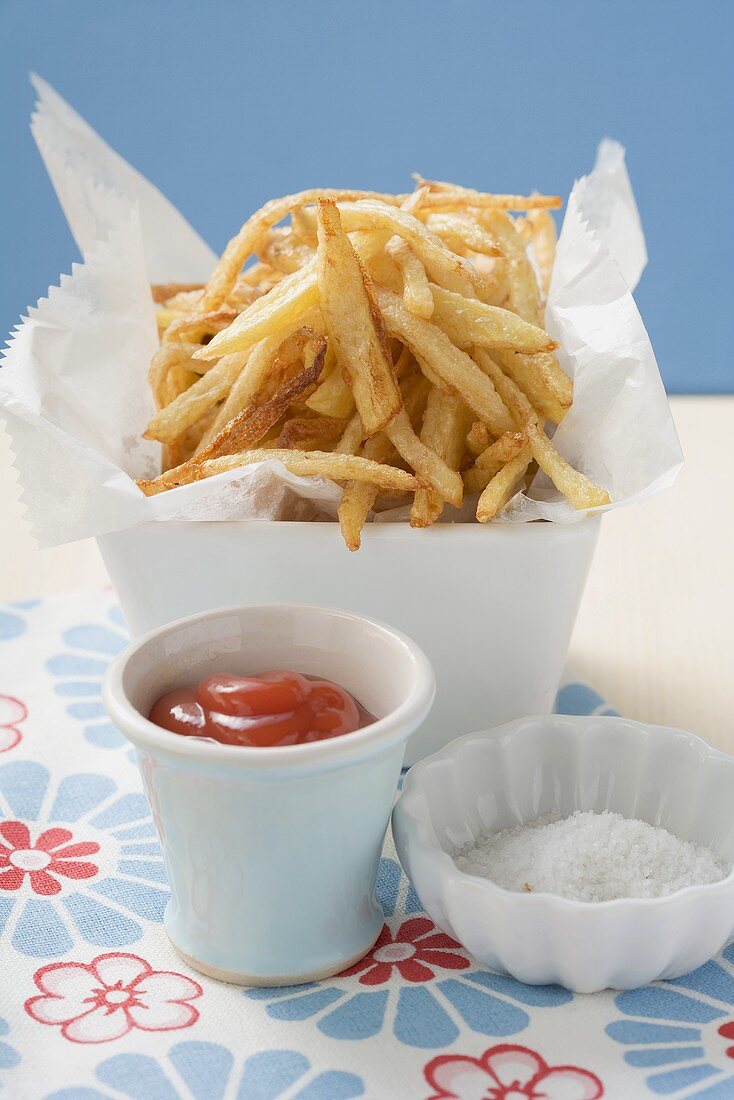 Chips with ketchup and salt