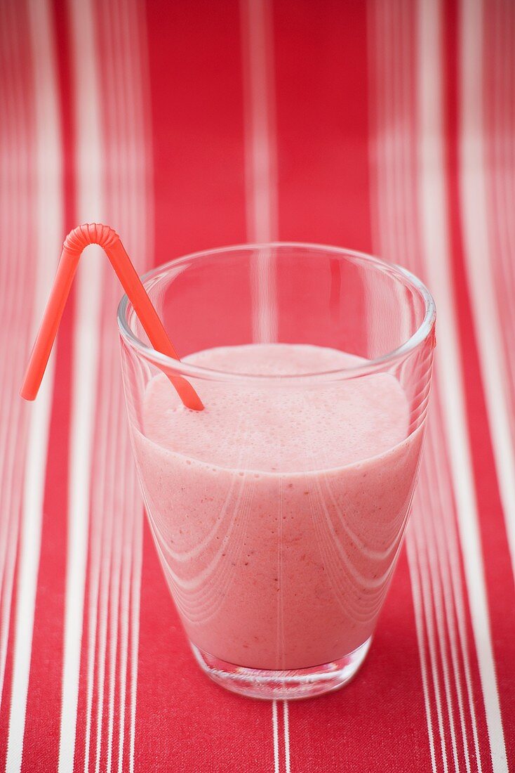 Erdbeermilch im Glas mit Strohhalm