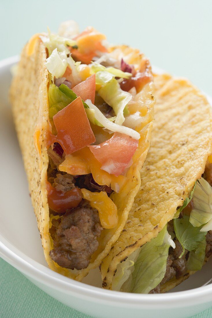 Zwei Tacos mit Hackfleisch in weisser Schale (Close Up)