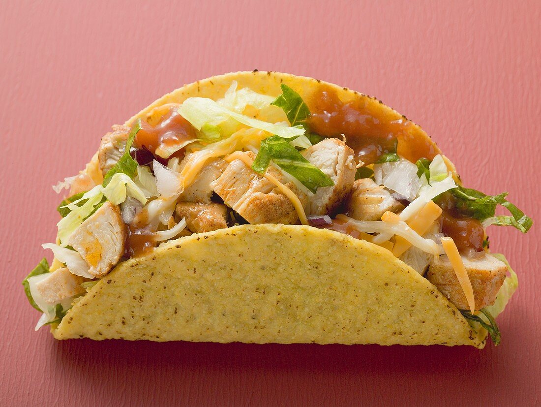 Taco mit Hähnchen (roter Hintergrund)