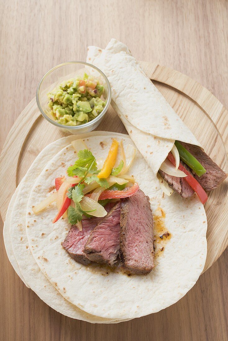 Wraps mit Rindfleisch und Paprika, Guacamole (Mexiko)