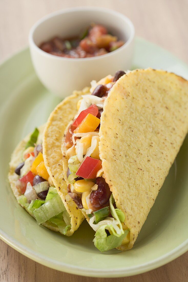 Zwei Tacos mit Gemüsefüllung, Salsa im Schälchen (Mexiko)