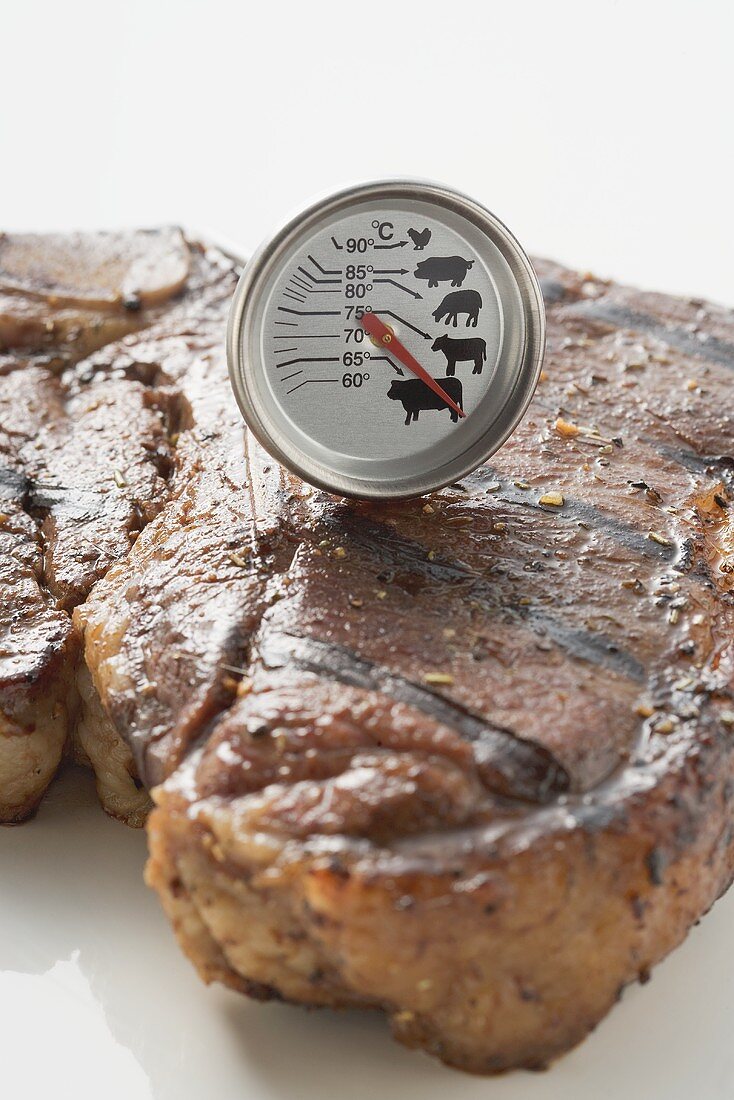 Gegrilltes T-Bone-Steak mit Fleischthermometer