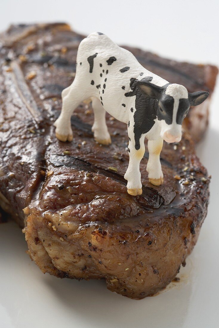 Gegrilltes T-Bone-Steak mit Rinderfigur