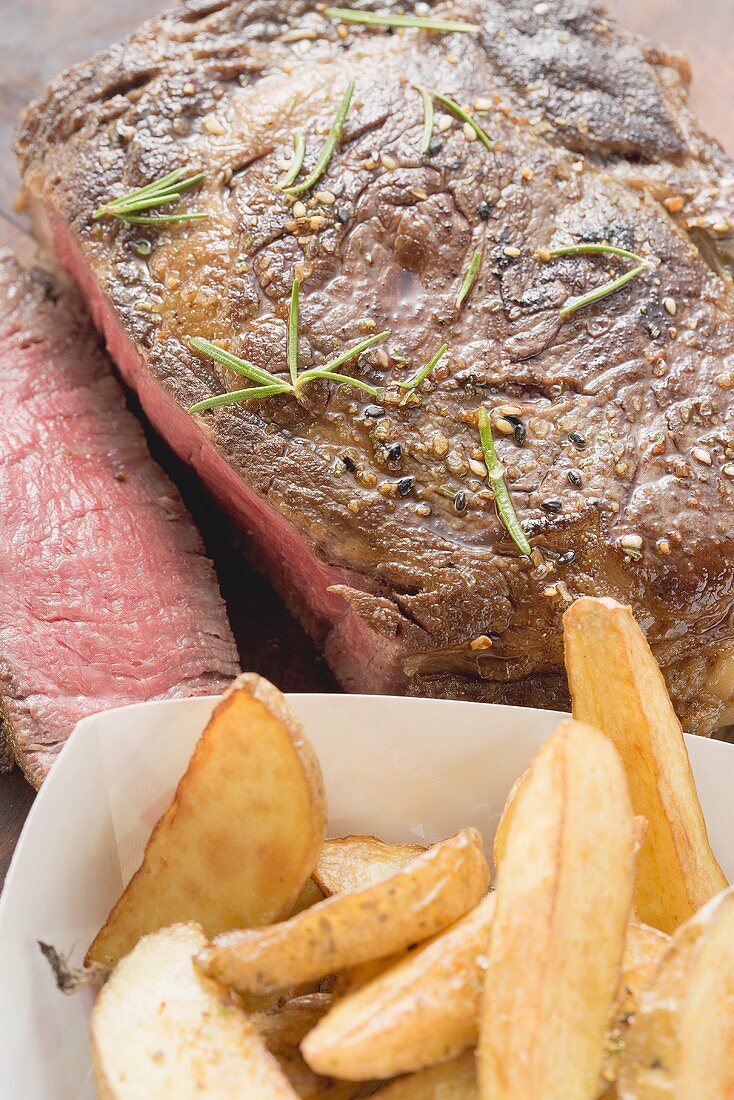 Sirloin Steak mit Potato Wedges (Close Up)