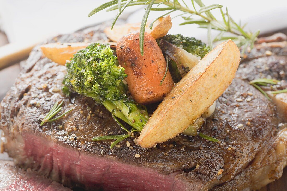 Sirloin Steak mit Gemüse und Rosmarin