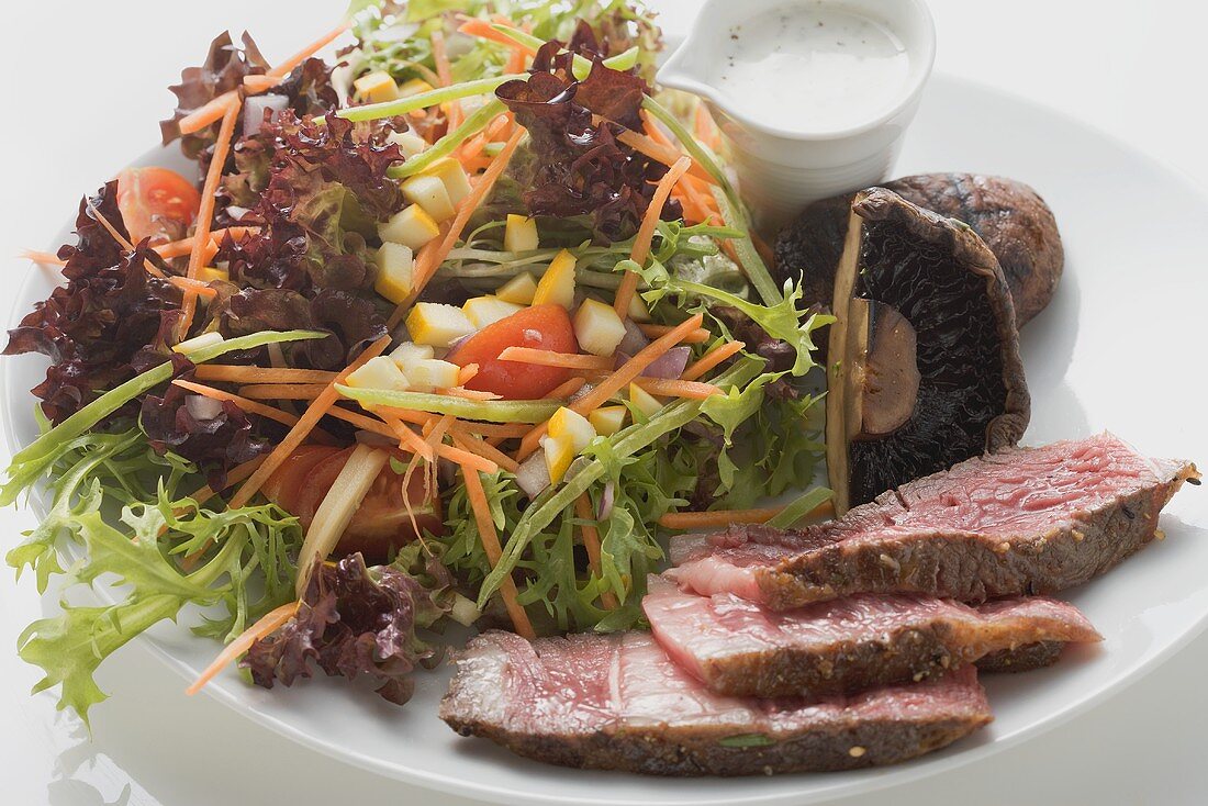 Steaksalat mit Pilzen und Dressing