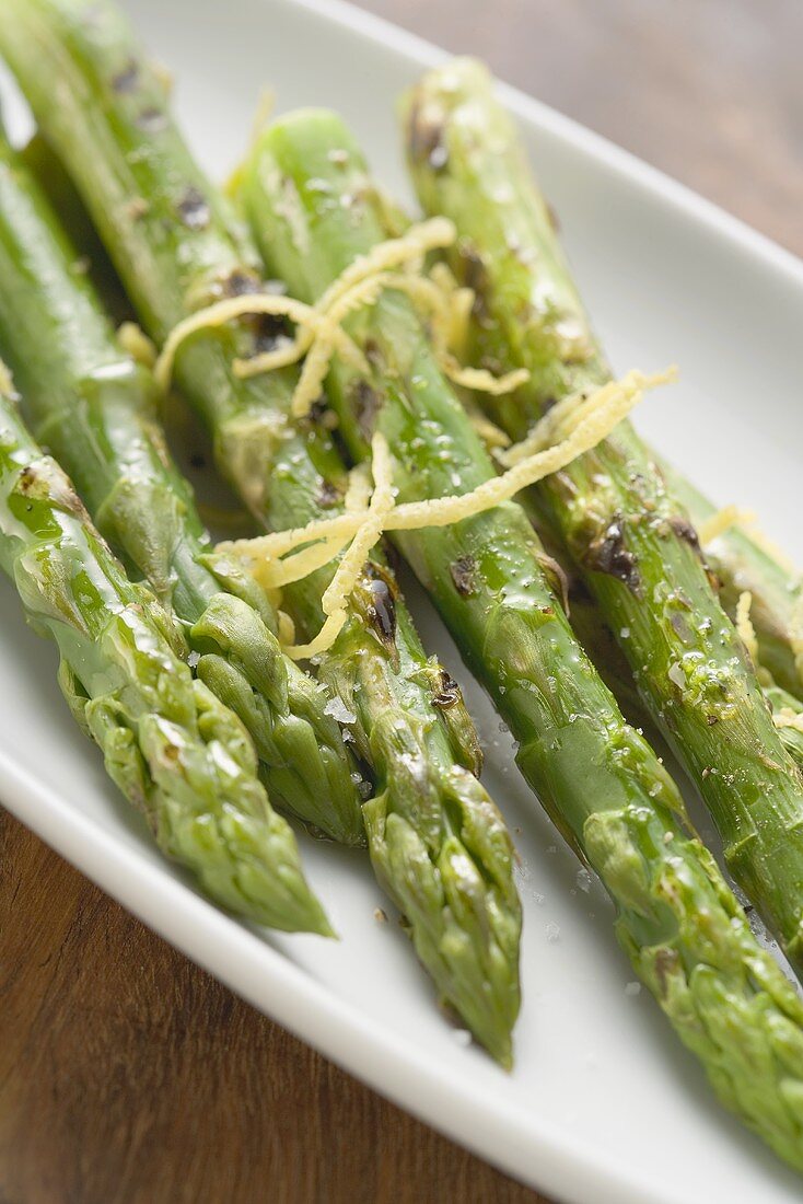 Gebratener grüner Spargel mit Zitronenzesten