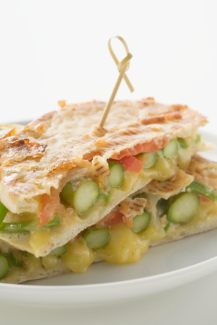 Grilled pita bread filled with green asparagus