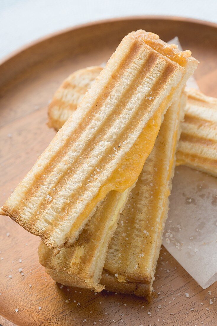 Käsetoasts auf rundem Holztablett