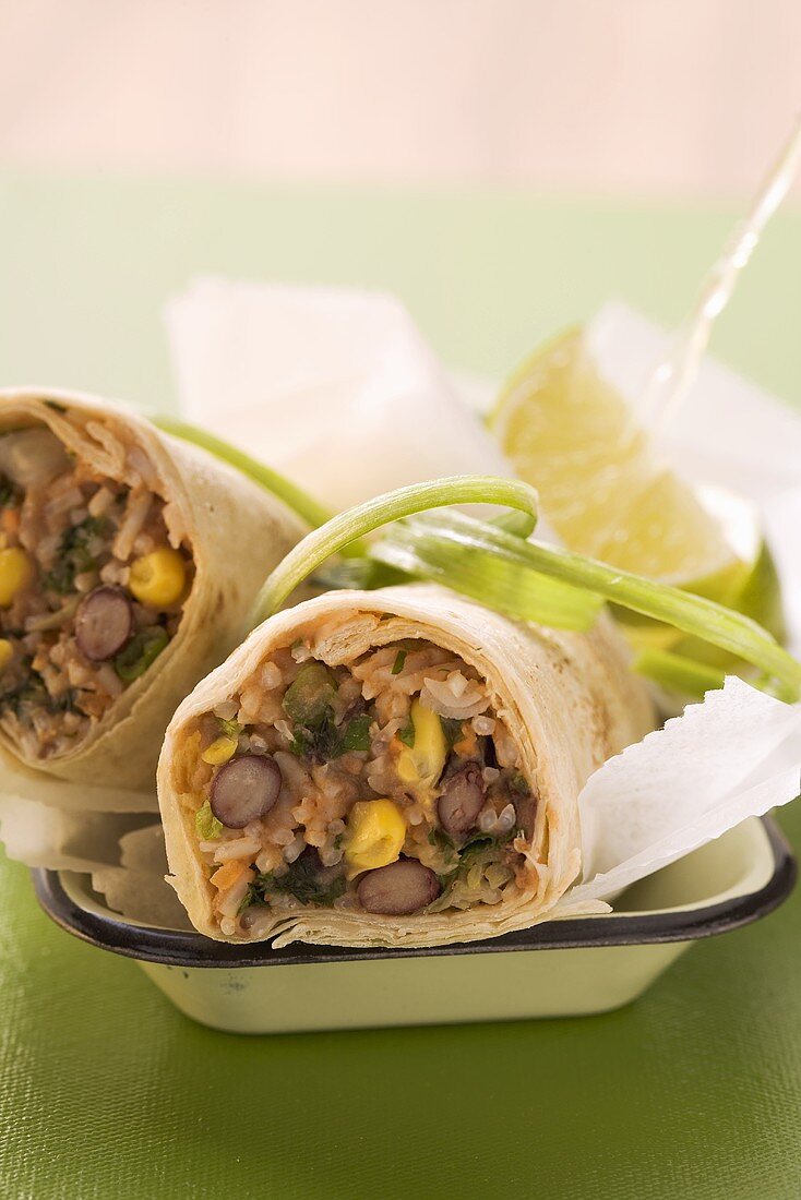 Burritos mit Bohnenfüllung und Limetten