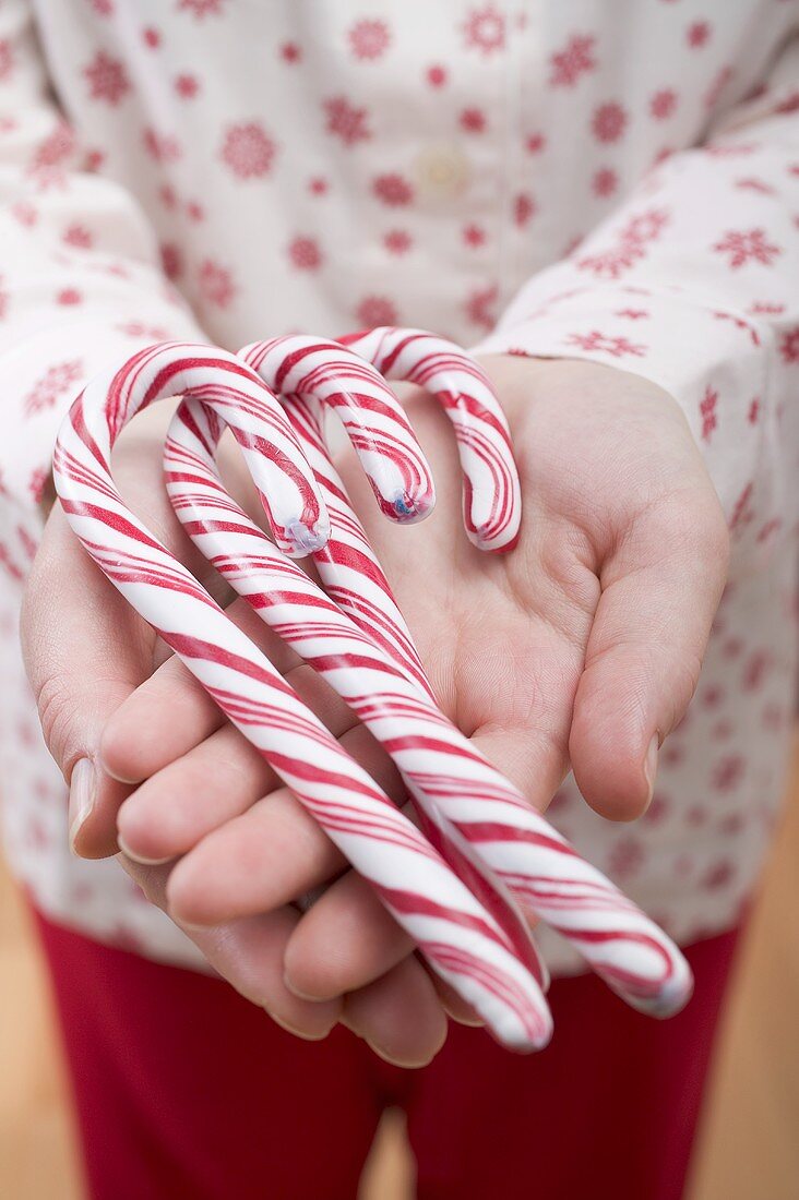 Frau hält Zuckerstangen