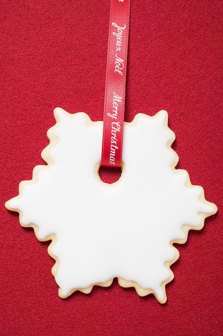 White star biscuit to hang on the Christmas tree