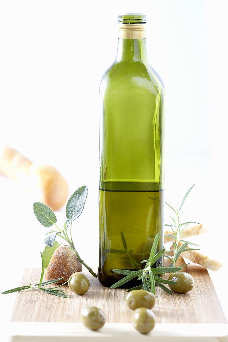 Flasche Olivenöl, Kräuter, Oliven und Weißbrot