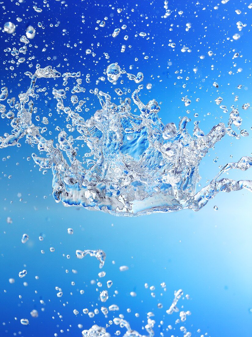 Blaues Wasser mit verschiedenen Blasen