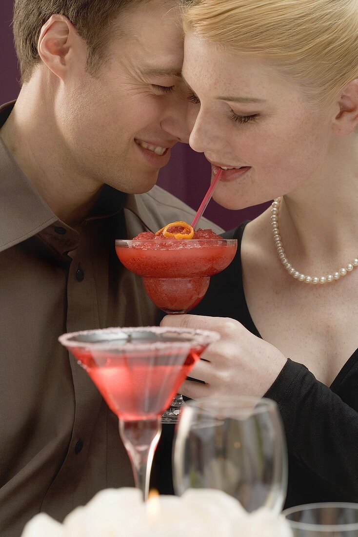 Romantisches Paar mit Drinks