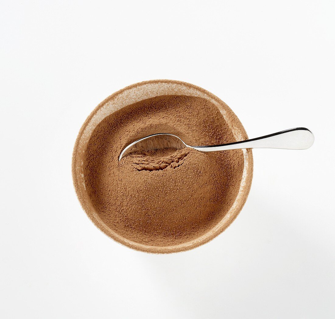 Kakaopulver in Schale mit Löffel
