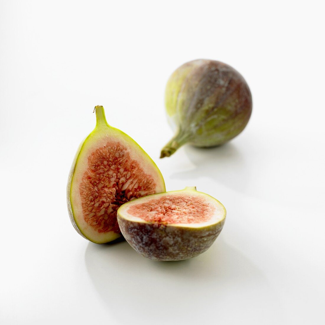 Fresh figs, whole and halved