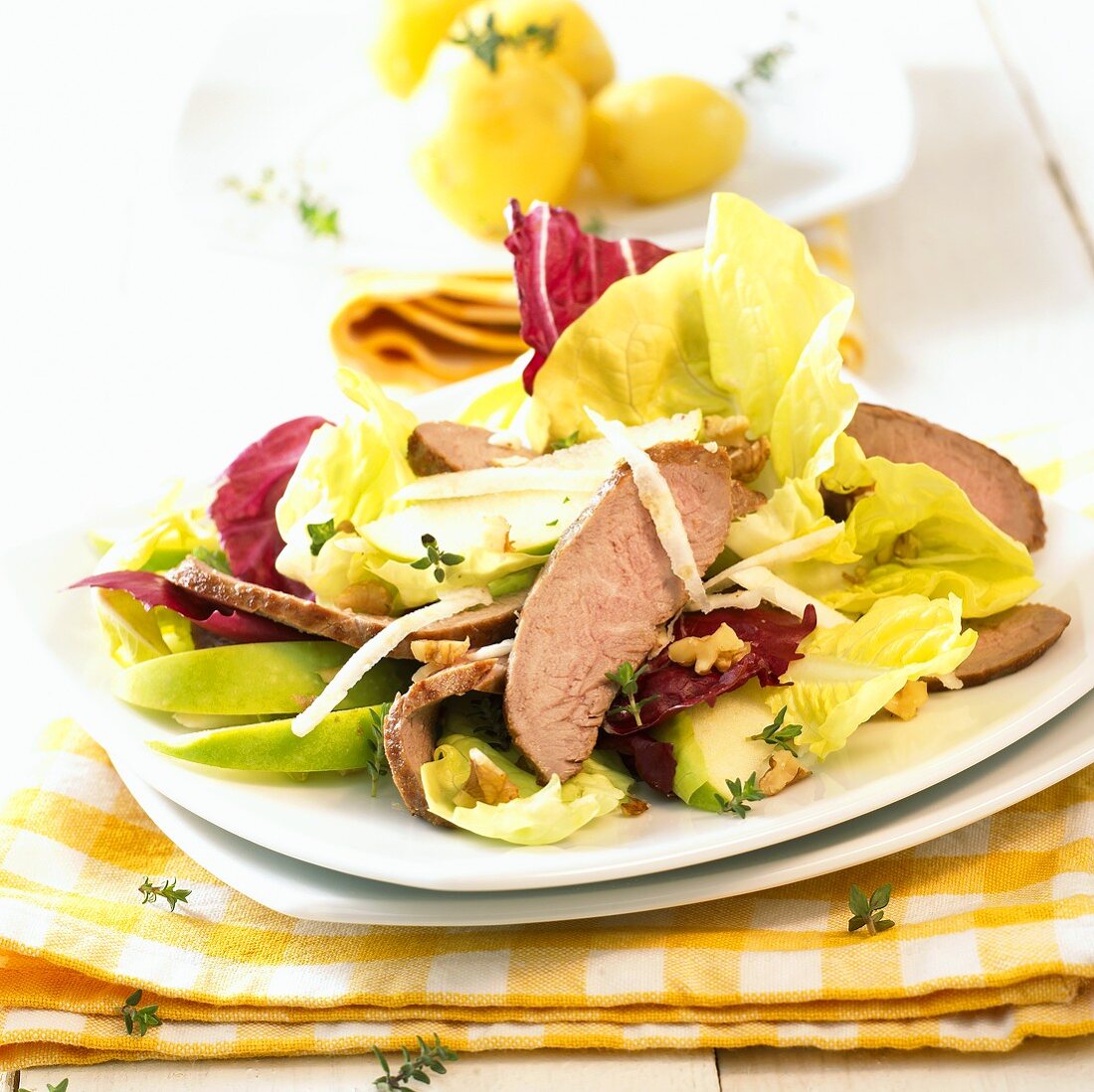 Gemischter Blattsalat mit Lammfleisch