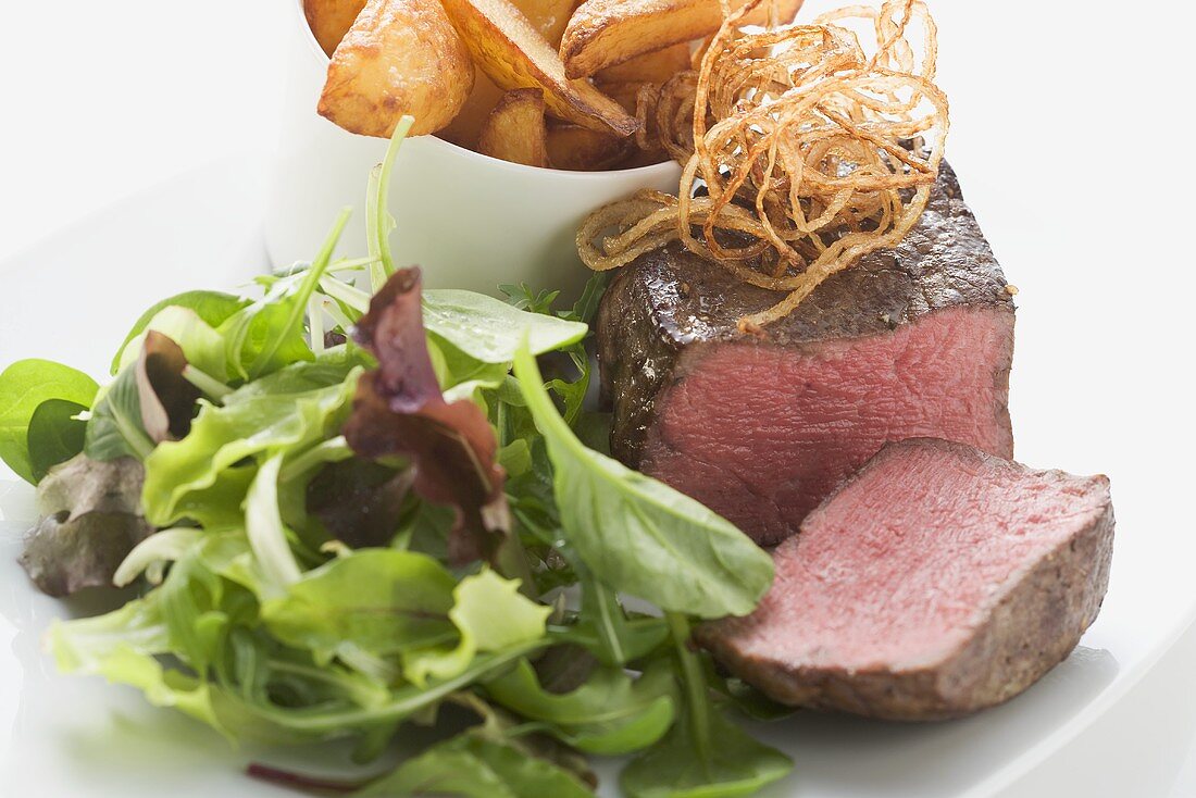 Rinderfilet mit frittierten Zwiebeln, Salat und Potato Wedges