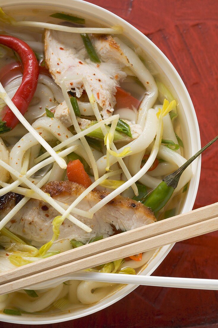 Spicy noodle soup with chicken to take away (Asia)