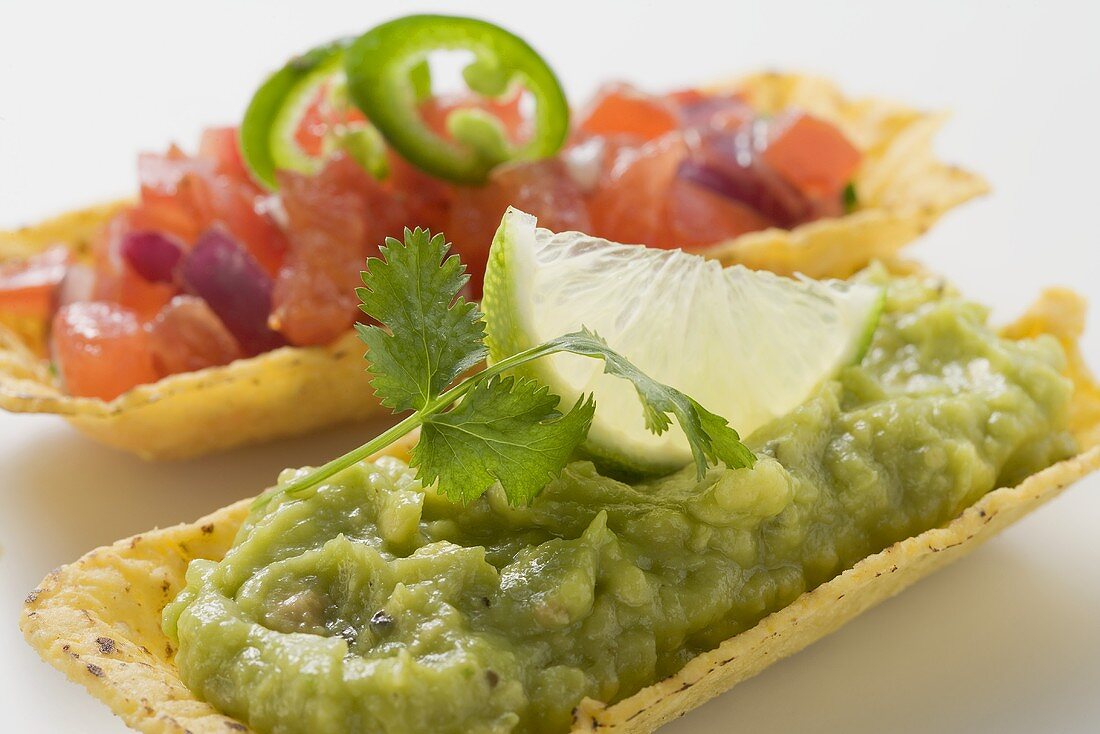 Tacoschalen mit Guacamole und Tomatensalsa