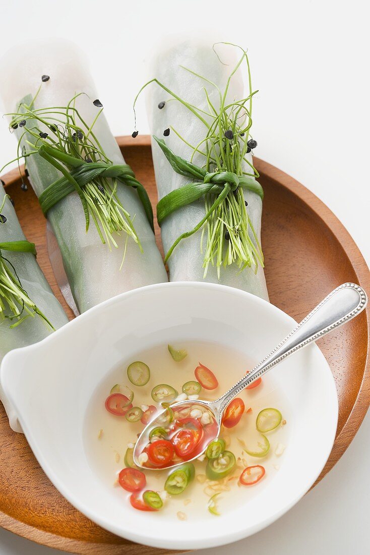 Reispapierröllchen mit Chilisauce (Asien)