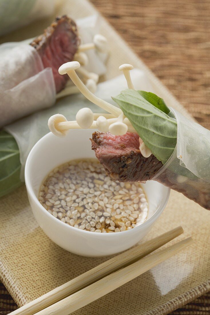 Reispapierröllchen mit Rindfleisch, Pilzen und Sesamsauce