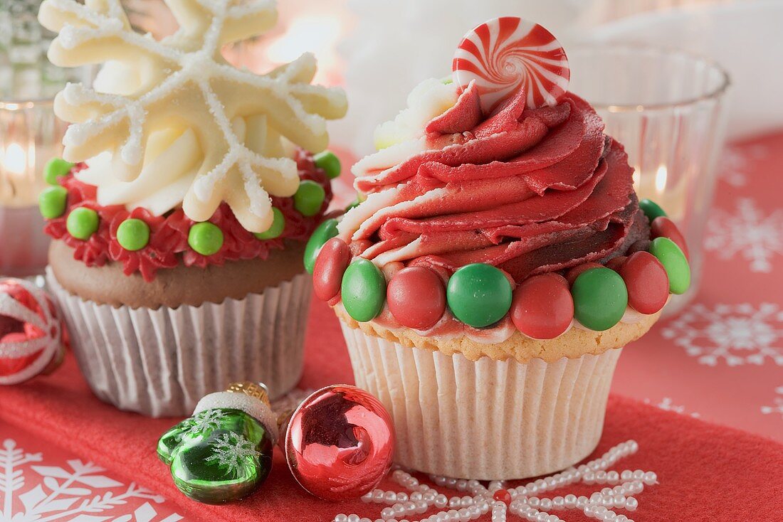 Zwei Cupcakes, weihnachtlich verziert