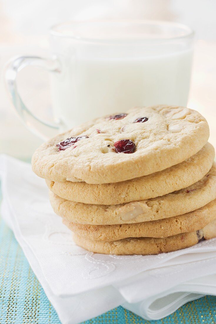 Cranberrycookies vor Glas Milch