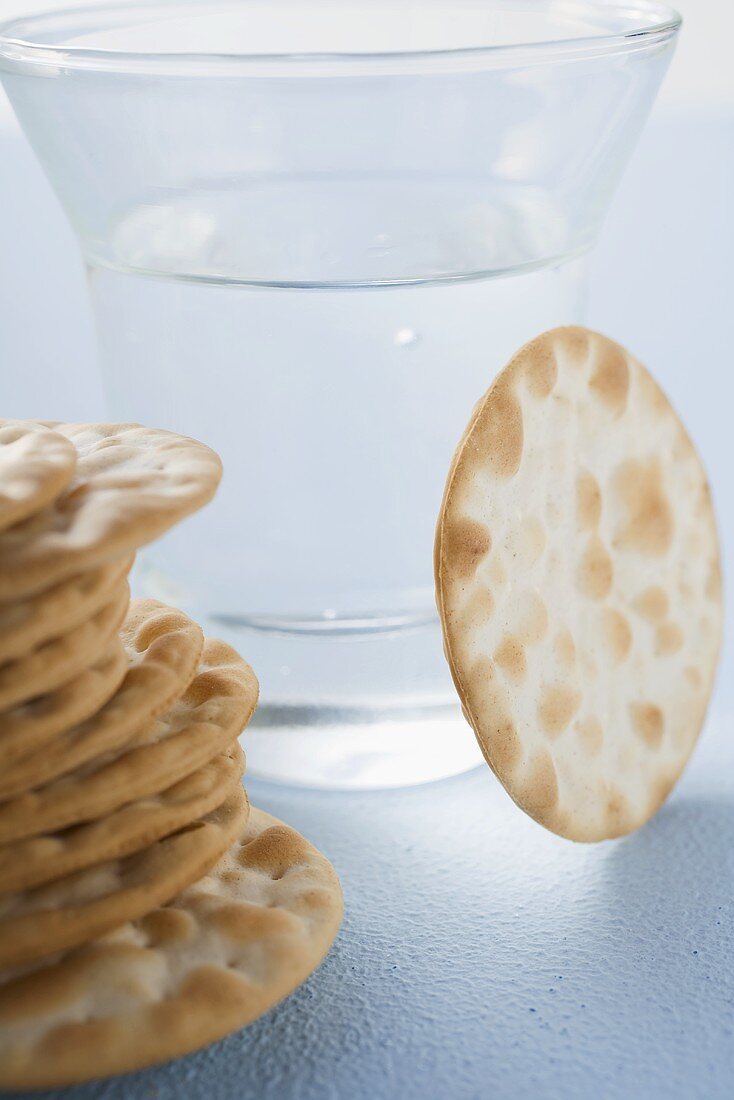 Mehrere Cracker vor einem Schnapsglas