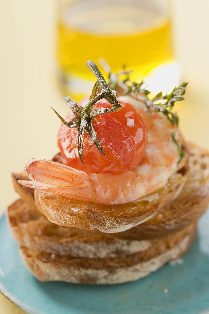 Gebratene Kirschtomate und Garnele auf Röstbrot