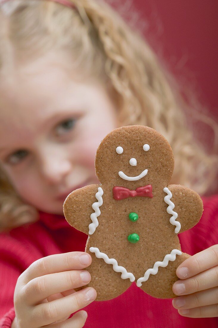 Kleines Mädchen hält Lebkuchenfigur