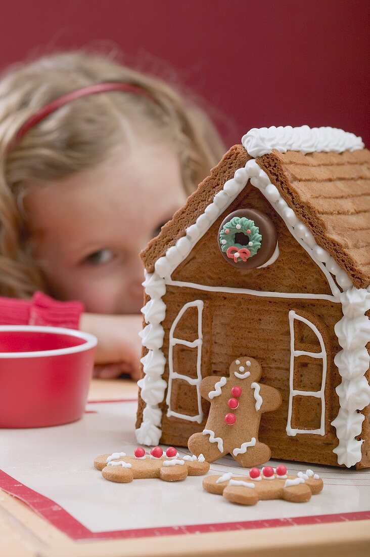 Lebkuchenhaus, kleines Mädchen im Hintergrund