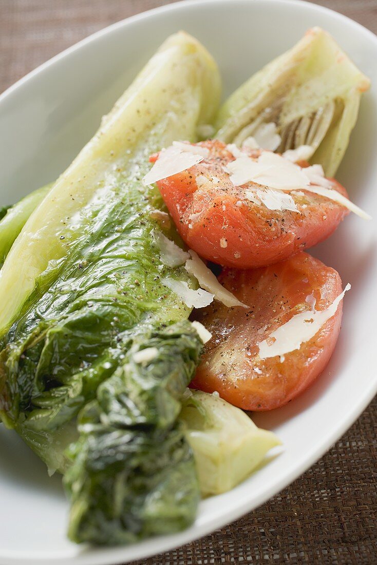 Geschmorter Romanasalat mit Tomaten und Parmesan