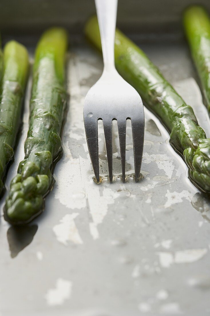 Gebratener grüner Spargel mit Gabel