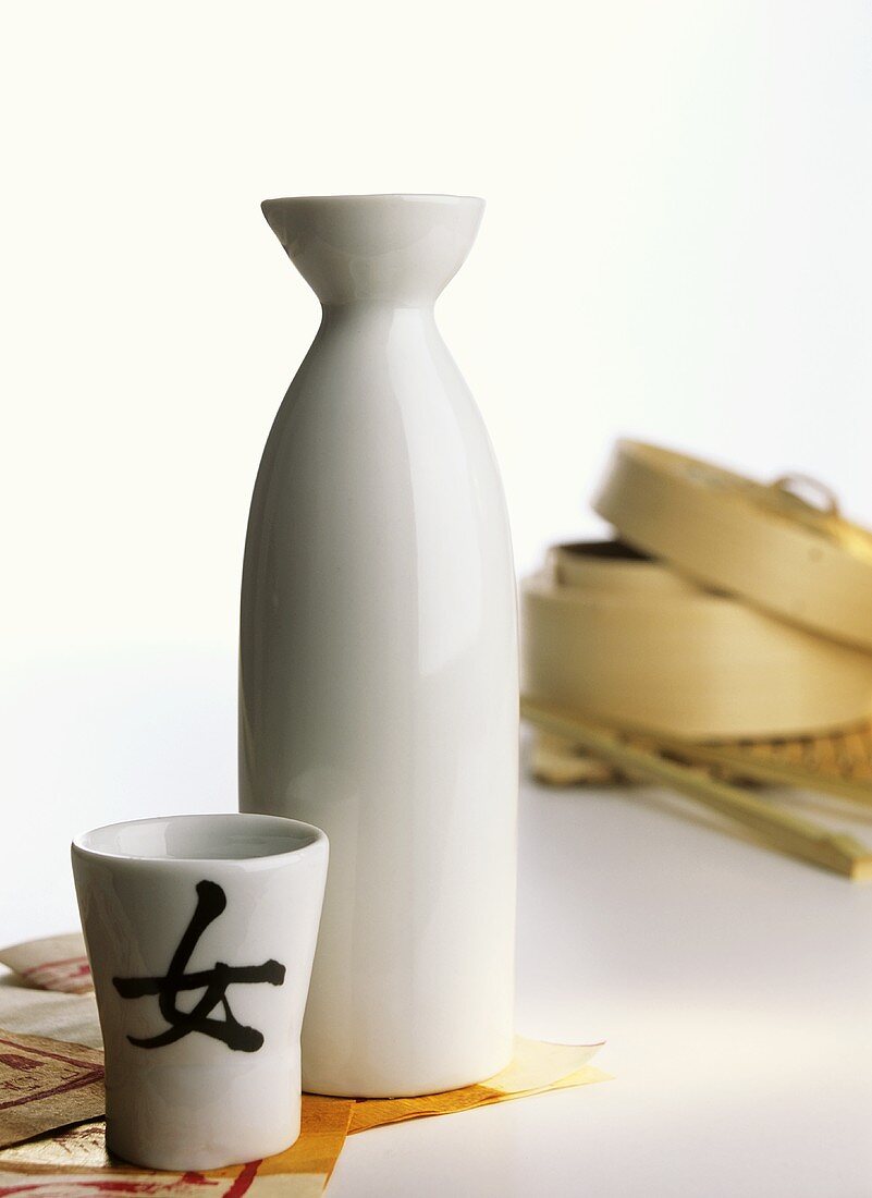 Japanische Sake-Karaffe mit Sakebecher
