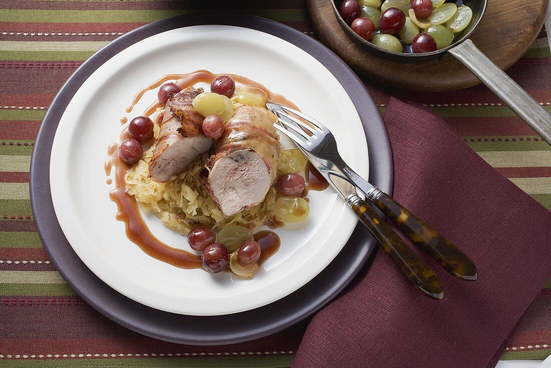 Fasanenbrust mit Speck und Traubensauerkraut