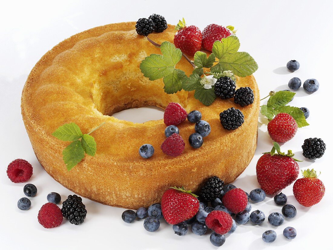 Ring cake with fresh berries