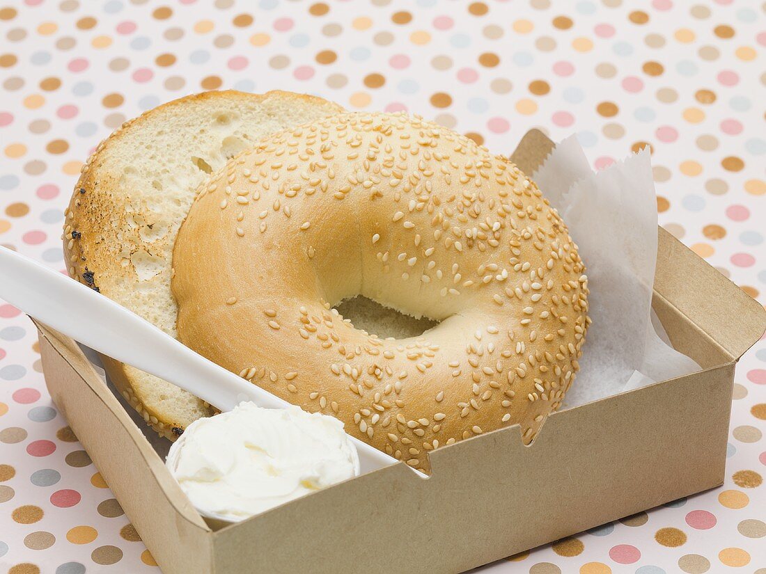 Sesambagel mit Creme fraiche in einem Karton