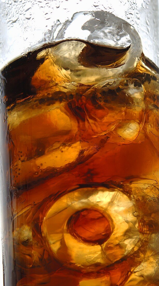 Glas Cola mit Eiswürfeln (Close Up)