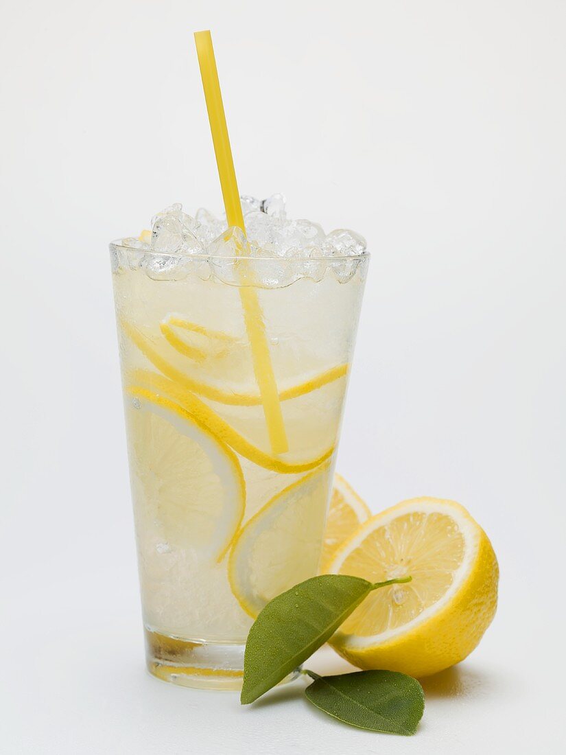 Ein Glas Zitronenlimonade mit Crushed Ice und Strohhalm