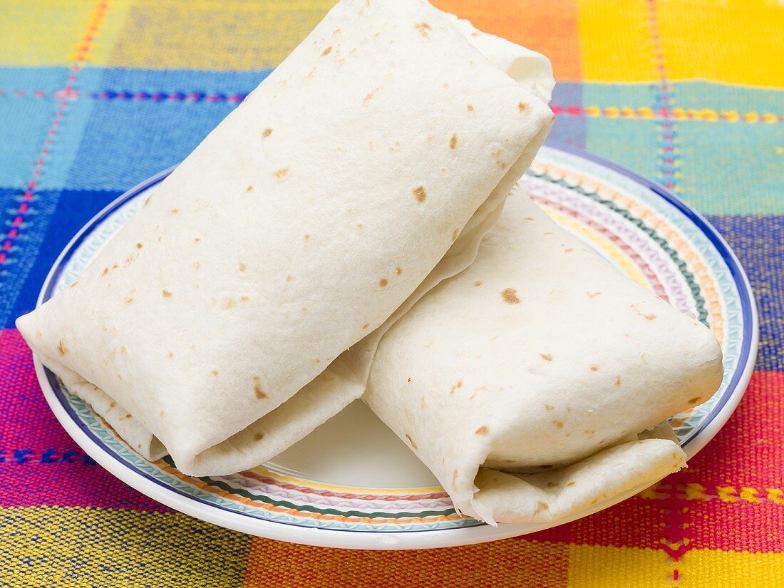 Zwei Tortillapäckchen auf Teller