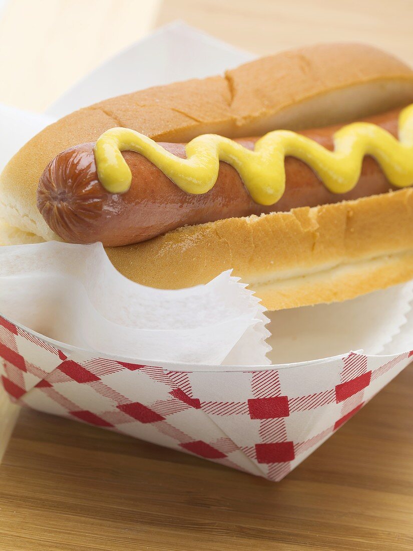 Hot Dog mit Senf im Pappschälchen