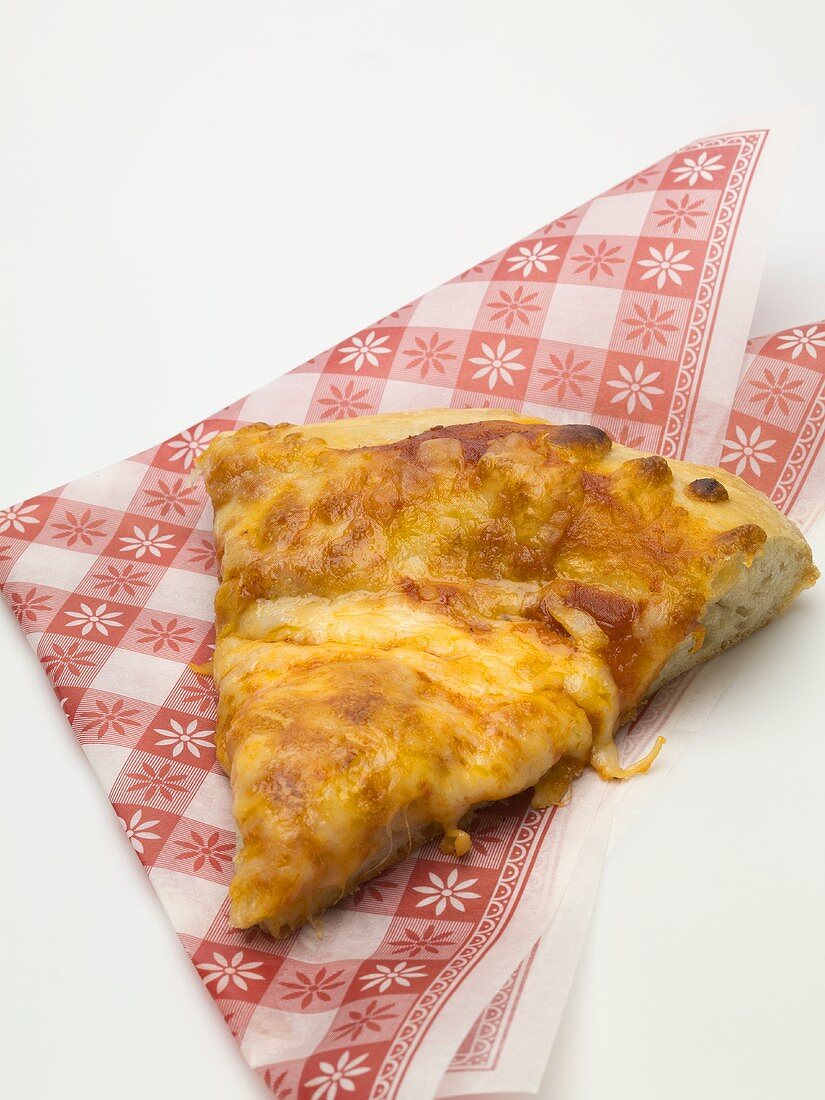 Stück Pizza Margherita (Tomaten-Käse-Pizza) auf Serviette