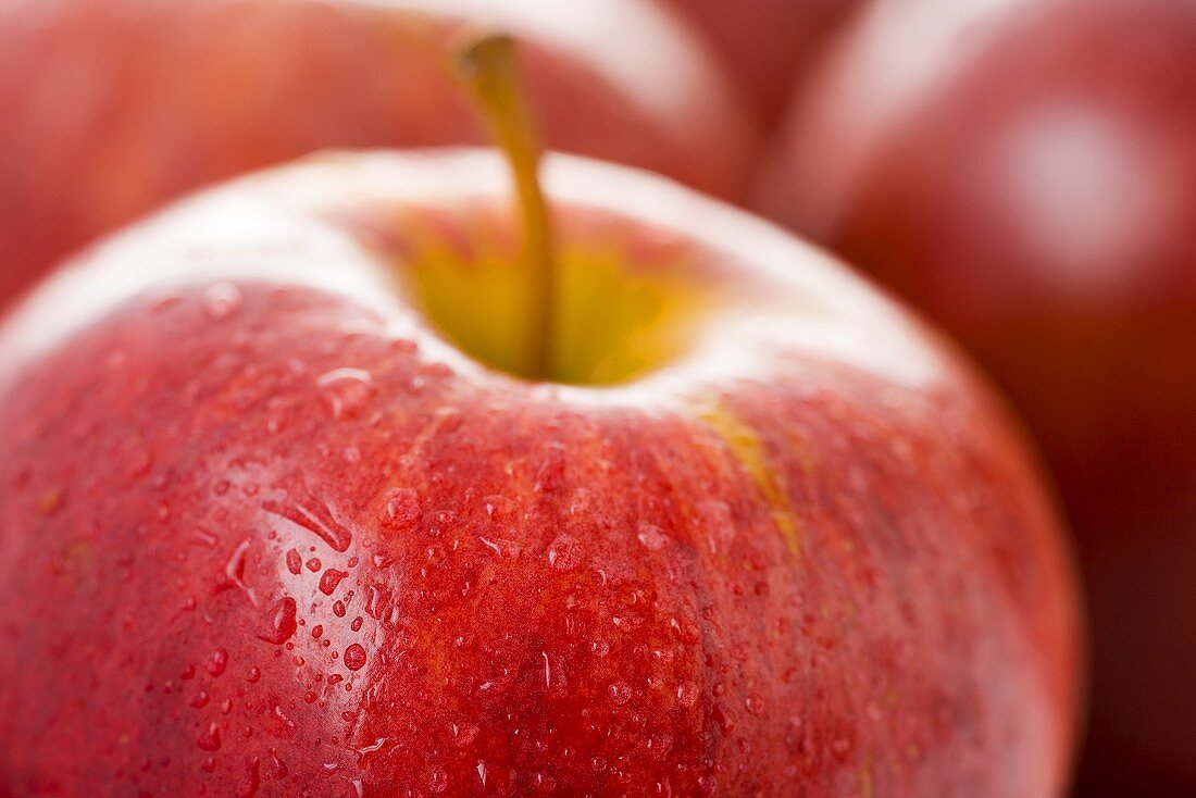 Roter Apfel mit Wassertropfen (Close Up)