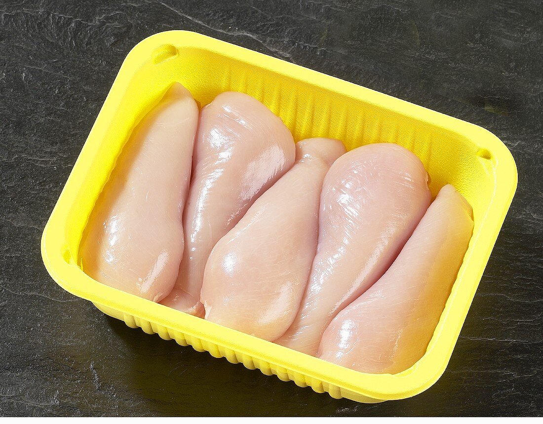 Frische Hühnerbrustfilets in Plastikschale