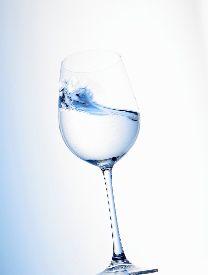 Wasser im Glas schwenken