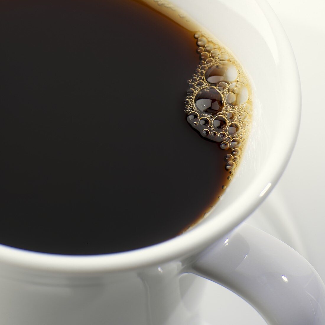 Schwarzer Kaffee mit Luftblasen