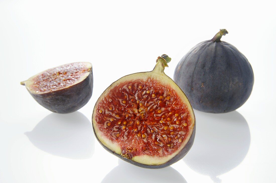 Fresh figs, whole and halved